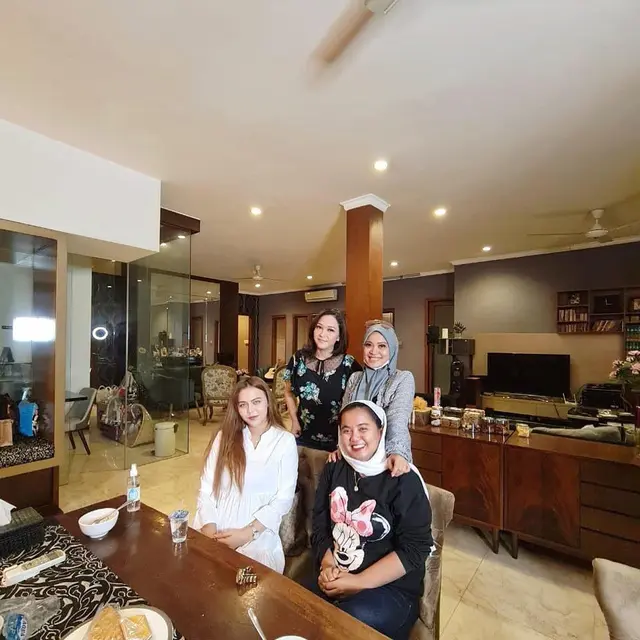6 Kebersamaan Ratu Rizky Nabila dan Maia Estianty, Biayai Tes DNA Anaknya