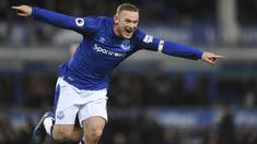 Striker Everton, Wayne Rooney, berhasil mencetak hattrick saat melawan West Ham pada laga Premier League di Stadion Goodison Park, Liverpool, Rabu (29/11/2017). Everton berhasil menang 4-0 atas West Ham. (AFP/Paul Ellis)