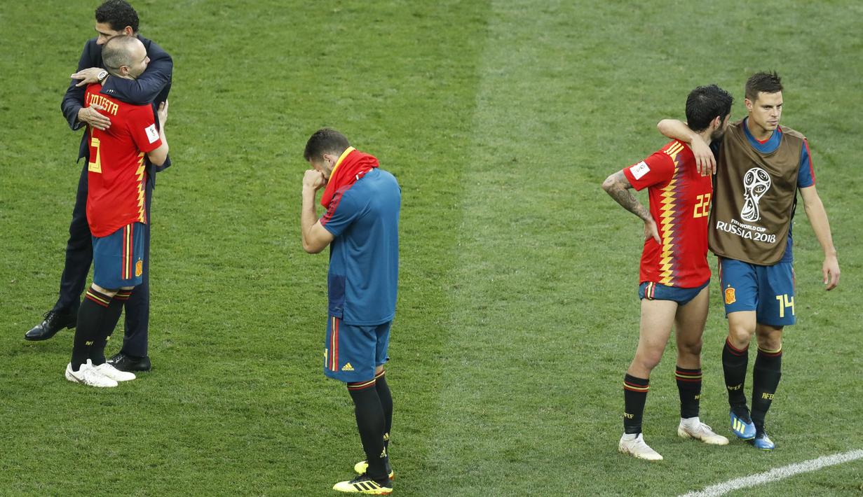 Pemain dan pelatih Spanyol berpelukan usai kalah dari Rusia Rusia pada laga 16 besar Piala Dunia 2018 di Luzhniki Stadium, Moskow, Rusia, (1/7/2018). Spanyol kalah adu penalti 3-4. (AP/David Vincent)