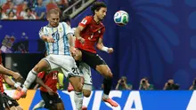 Pemain Argentina Alexis Mac Allister berebut bola dengan pemain Mesir  Mohamed selama pertandingan sepak bola babak 16 besar Piala Dunia antara Argentina dan Mesir di Atlanta, Selasa, 7 Juli 2026. (AP Photo/Erik S. Lesser)