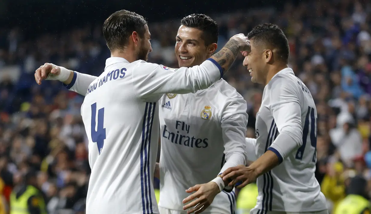 Pemain Real Madrid, Cristiano Ronaldo (tengah) merayakan gol yang dicetaknya ke gawang Real Sociedad pada laga La Lga Spanyol di Santiago Bernabeu stadium, Madrid (29/1/2017). Madrid menang 3-0. (AP/Francisco Seco)