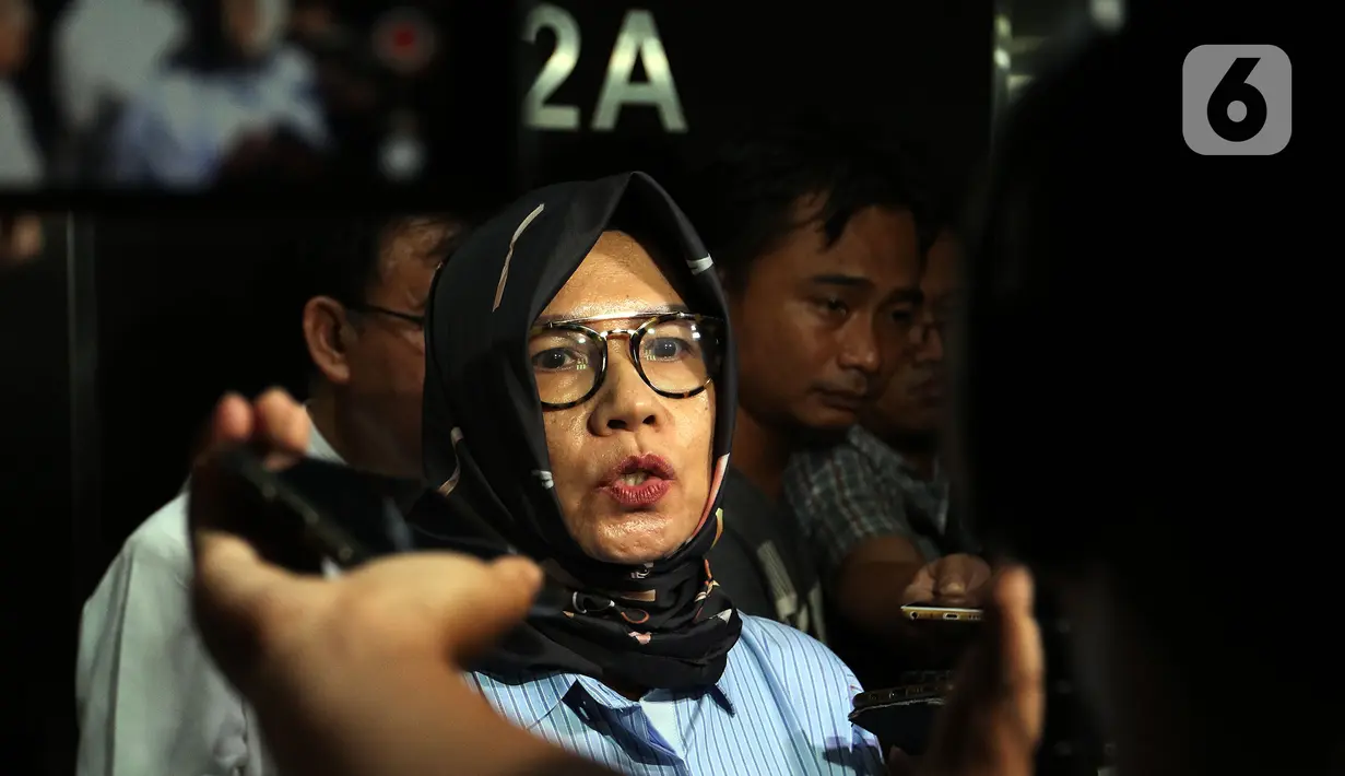 Mantan Dirut Pertamina Karen Agustiawan menyampaikan keterangan usai keluar dari Rutan Salemba Cabang Kejaksaan Agung, Jakarta, Selasa (10/3/2020). Sebelumnya, Karen mengajukan kasasi usai divonis 8 tahun penjara Pengadilan Tipikor atas dugaan korupsi investasi blok BMG. (Liputan6.com/Johan Tallo)