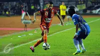 Bek PBFC, Diego Michiels (kiri) mencoba melewati kawalan bek Persib Hariono di laga lanjutan Turnamen Piala Bhayangkara di Stadion Si Jalak Harupat, Bandung, Minggu (20/3/2016). Persib unggul 1-0 atas PBFC. (Liputan6.com/Helmi Fithriansyah)