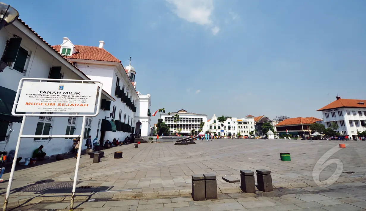 Pengunjung berwisata di Museum Fatahillah kawasan Kota Tua, Jakarta, Rabu (18/3/2015). Menteri Pariwisata telah mengeluarkan Keputusan Menteri yang menetapkan Kota Tua sebagai destinasi utama wisata dan pusat pertunjukan seni. (Liputan6.com/Faizal Fanani)