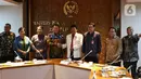 Ketua MPR Bambang Soesatyo (keempat kiri) bersalaman dengan Kepala BPIP Yudian Wahyudi saat menggelar pertemuan di Ruang Ketua MPR, Kompleks Parlemen, Jakarta, Selasa (10/3/2020). Pertemuan tertutup tersebut membahas kerja sama antara MPR dengan BPIP. (Liputan6.com/Johan Tallo)
