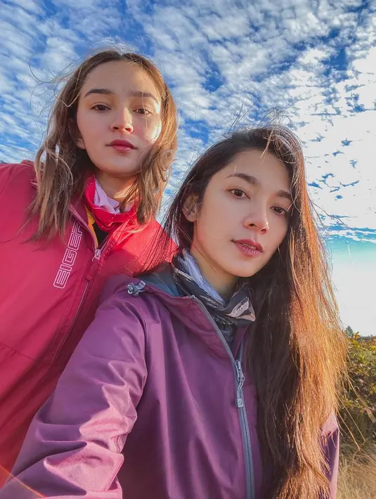 Momen seru saat menikmati matahari terbit pun diunggah oleh Dinda Kirana dalam akun Instagramnya. Banyak netizen pun membanjiri kolom komentar Instagramnya tersebut. Ia pun kini menyukai olahraga naik gunung. (Liputan6.com/IG/@dindakirana.s)