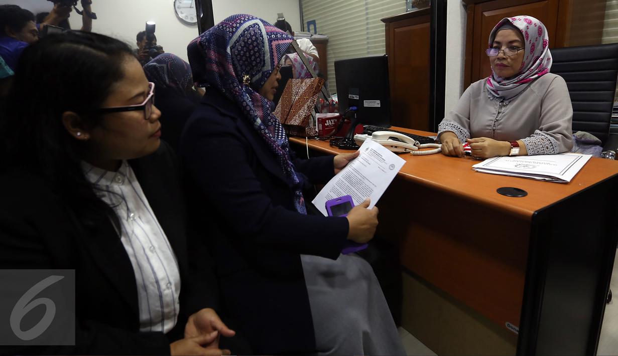 Perwakilan Lingkaran Aku Cinta Indonesia (LACI) dari Hong Kong melaporkan Fahri Hamzah ke Mahkamah Kehormatan Dewan (MKD) DPR, Jakarta, Senin (30/1). Fahri Hamzah dilaporkan karena kicauannya yang menyebut TKI sebagai babu. (Liputan6.com/Johan Tallo)