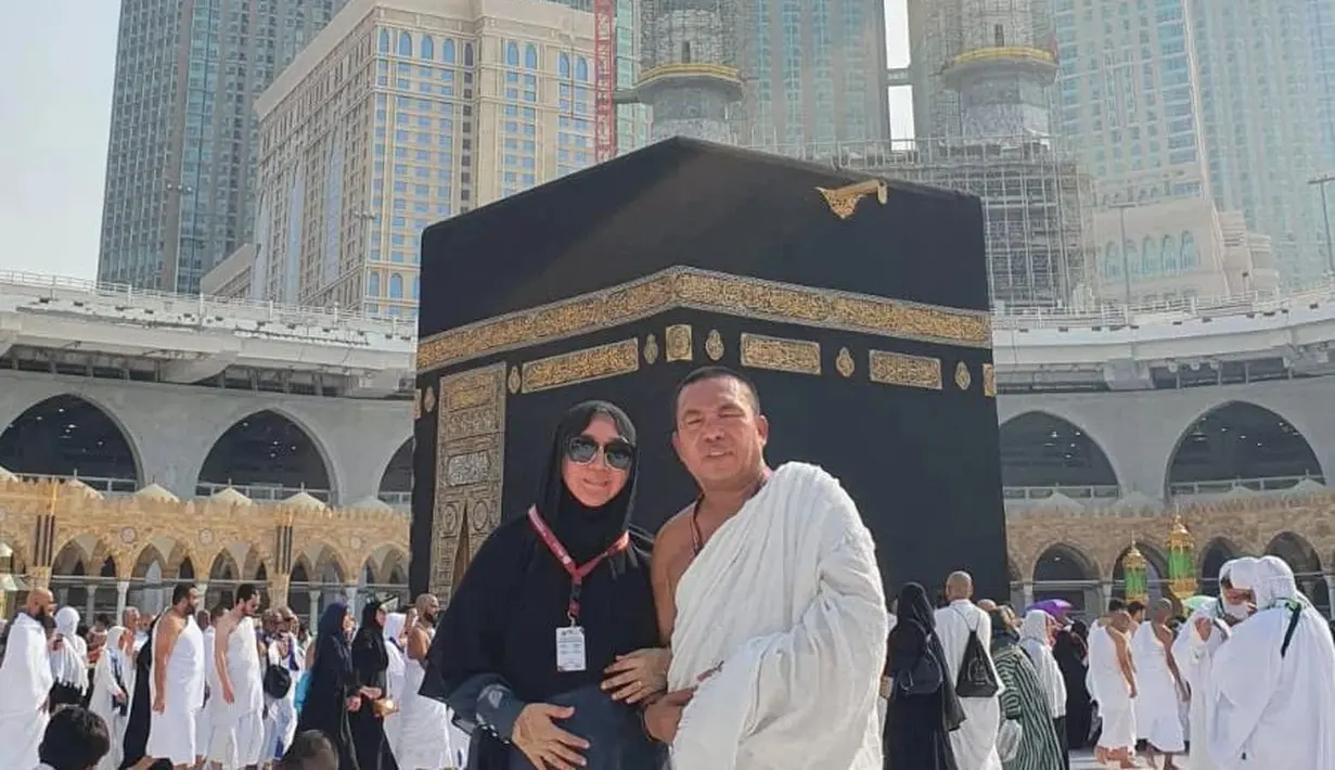 "Masya Allah, Sulis kayak bener-bener dapat, bukan cuma sebagai suami, abang tuh jadi kakak iya, jadi sahabat iya, teman iya asik banget. Abang itu enggak pernah yang namanya menggurui, tapi ngebimbing banget, memang usia kita terpautnya lumayan," kata Sulis dilansir dari kanal Youtube Trans TV Official. [Instagram/junaedi_ohoitenan]