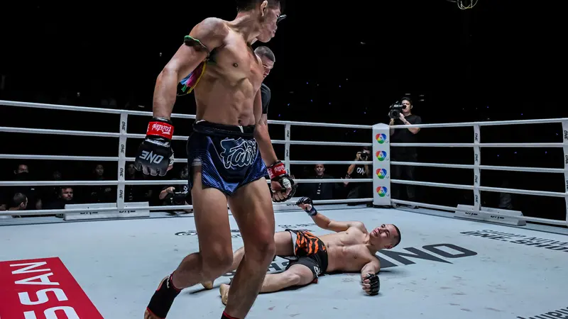 Nakrob Fairtex jatuhkan Tagir Khalilov di ronde pertama ONE Friday Fights 67
