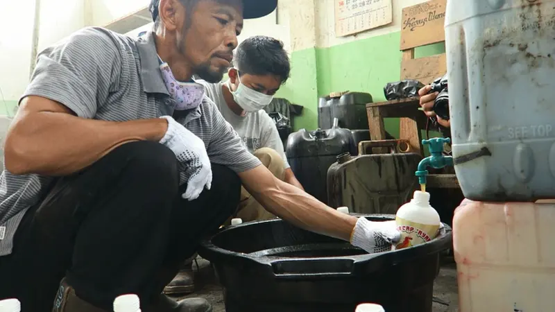 Kreatifitas Warga Muba Olah Limbah Kelapa Jadi Cairan Pembeku Karet