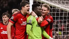 Meski beberapa kali membuat blunder bersama Manchester United, akhirnya Andre Onana mampu menunjukkan aksi heroiknya saat mementahkan eksekusi penalti kontra FC Copenhagen pada matchday ketiga Liga Champions musim 2023/2024 (24/10/2023). Aksi yang juga berbuah tiga poin pertama MU di Liga Champions musim ini sekaligus membuktikan bahwa ia memang piawai dalam menggagalkan eksekusi penalti di pentas Eropa. Hingga kini ia tercatat telah menggagalkan 3 eksekusi penalti dari tiga pemain berbeda di Liga Champions. Berikut daftar lengkap ketiganya. (AFP/Paul Ellis)