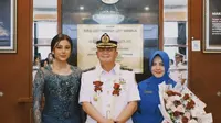 7 Potret Awkarin Tampil Anggun Berkebaya Navy Dampingi Sang Ayah dalam Pelantikan Jabatan Baru