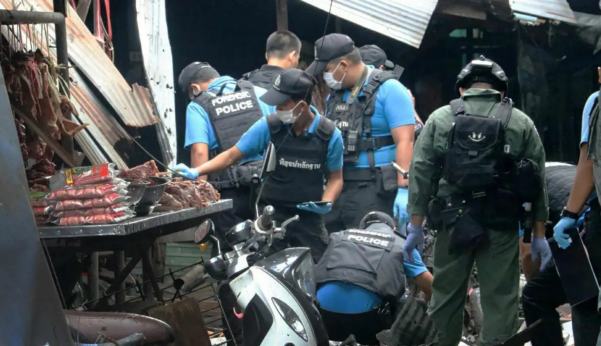 Petugas unit forensik Thailand mengecek sebuah pasar setelah terjadi bom motor di Provinsi Yala, Thailand bagian selatan (22/1). Sedikitnya tiga orang tewas dan 18 orang lainnya luka-luka akibat ledakan tesebut. (AFP Photo/Tuwaedaniya Meringing)