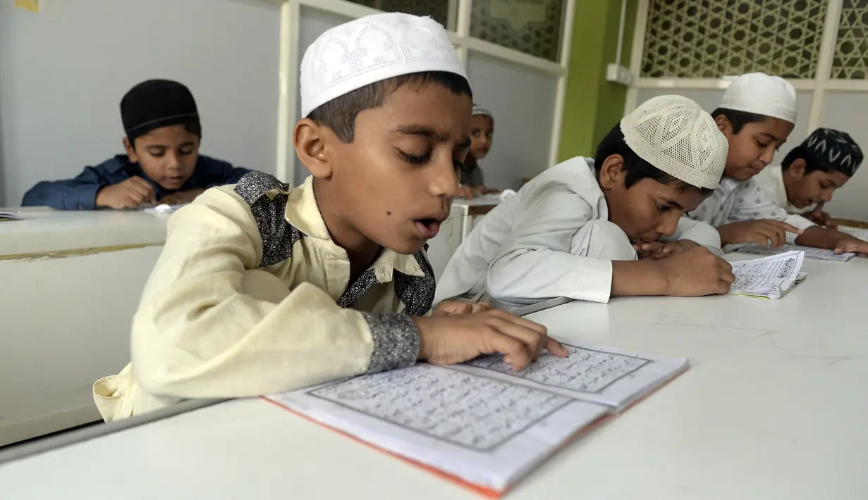 Siswa muslim membaca Alquran selama bulan suci Ramadhan di Madinatul Uloom Tahfeez ul Quran, Hyderabad, India, Kamis (7/4/2022). (NOAHSELAM/AFP)