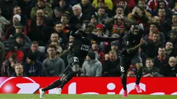 Pemain Midtjylland, Pione Sisto, merayakan gol yang dicetaknya ke gawang Manchester United. Pada laga itu MU sempat tertinggal 0-1 pada menit ke-27. (Reuters/Jason Cairnduff) 