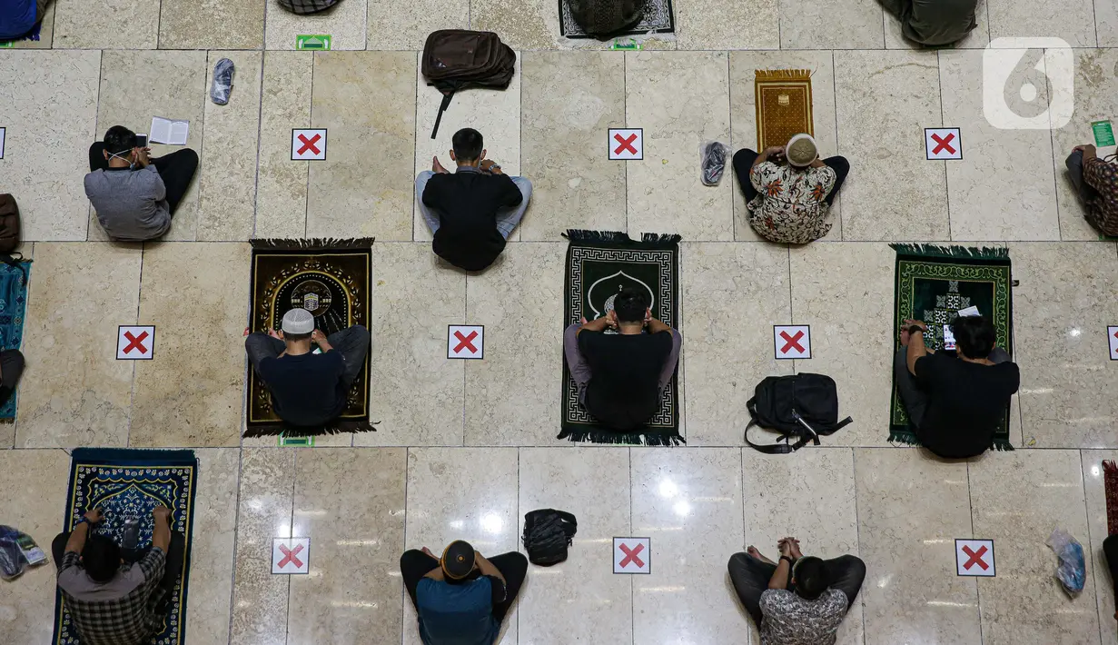 Umat muslim melaksanakan sholat Jumat terakhir pada Ramadhan 1442 H di Masjid Istiqlal, Jakarta, Jumat (7/5/2021). Berdasarkan hisab, lebaran Idul Fitri jatuh pada 13 Mei 2021 sementara pelaksanaan rukyatul hilal (melihat posisi bulan) akan dilakukan sehari sebelumnya. (Liputan6.com/Faizal Fanani)