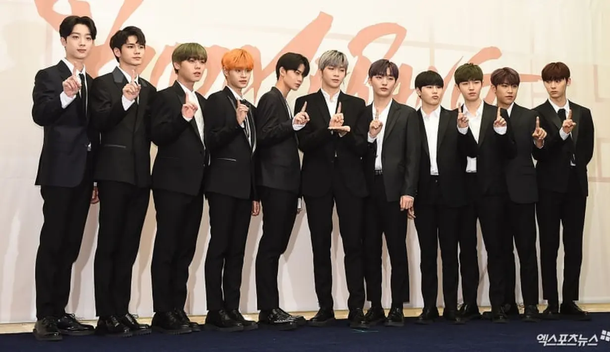 Selain itu, para penggemar juga akan mendapatkan satu tazo dari kedua versi, satu tazo salah satu personel, dan tiket emas. (Foto: Soompi.com)