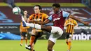 Pemain West Ham United, Aji Alese, berebut bola dengan pemain Hull City, George Honeyman, pada laga Piala Liga Inggris di Stadion London, Rabu (23/9/2020). West Ham menang dengan skor 5-1. (AP/Alastair Grant, Pool)