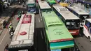 Puluhan bus yang mengangkut buruh memadati Jalan Medan Merdeka Timur, Jakarta, Selasa (1/5). Berdasarkan data kepolisian, sekitar 30 ribu buruh melakukan aksi May Day 2018 di Jakarta. (Liputan6.com/Arya Manggala)