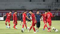 Suasana Timnas Vietnam saat berlatih di Stadion Kapten I Wayan Dipta, Gianyar, Senin (14/10/2019) malam. Vietnam akan menghadapi Timnas Indonesia dalam laga kualifikasi Piala Dunia 2022 Zona Asia, Selasa (15/10/2019). (Bola.com/Aditya Wany)