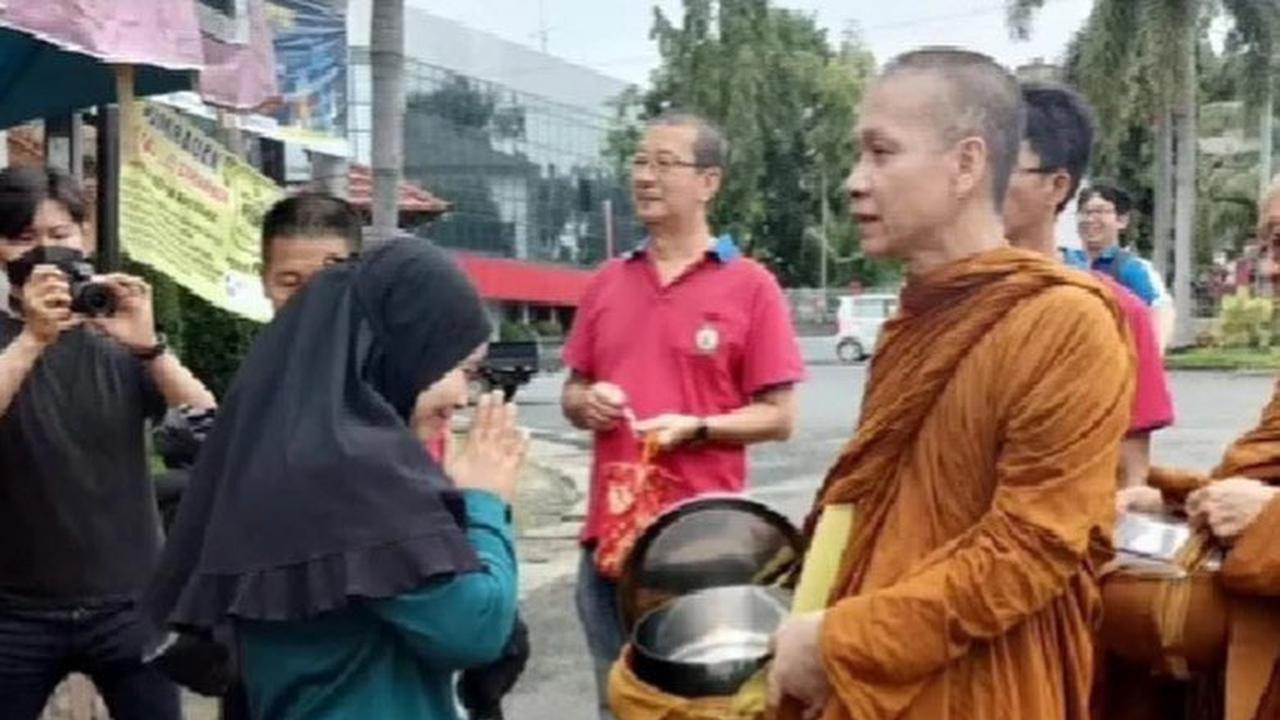7 Momen Warga Berbagi Makanan Kepada Biksu dari Thailand, Indahnya Toleransi