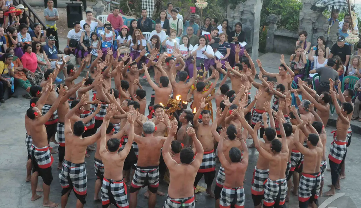 Nama kecak adalah sebuah nama yang diambil dari suara yang keluar dari iringan tari tersebut yang berdendang "Cak " yang di dendangkan secara terus menerus, Bali (31/8/2014) (Liputan6.com/Herman Zakaria)