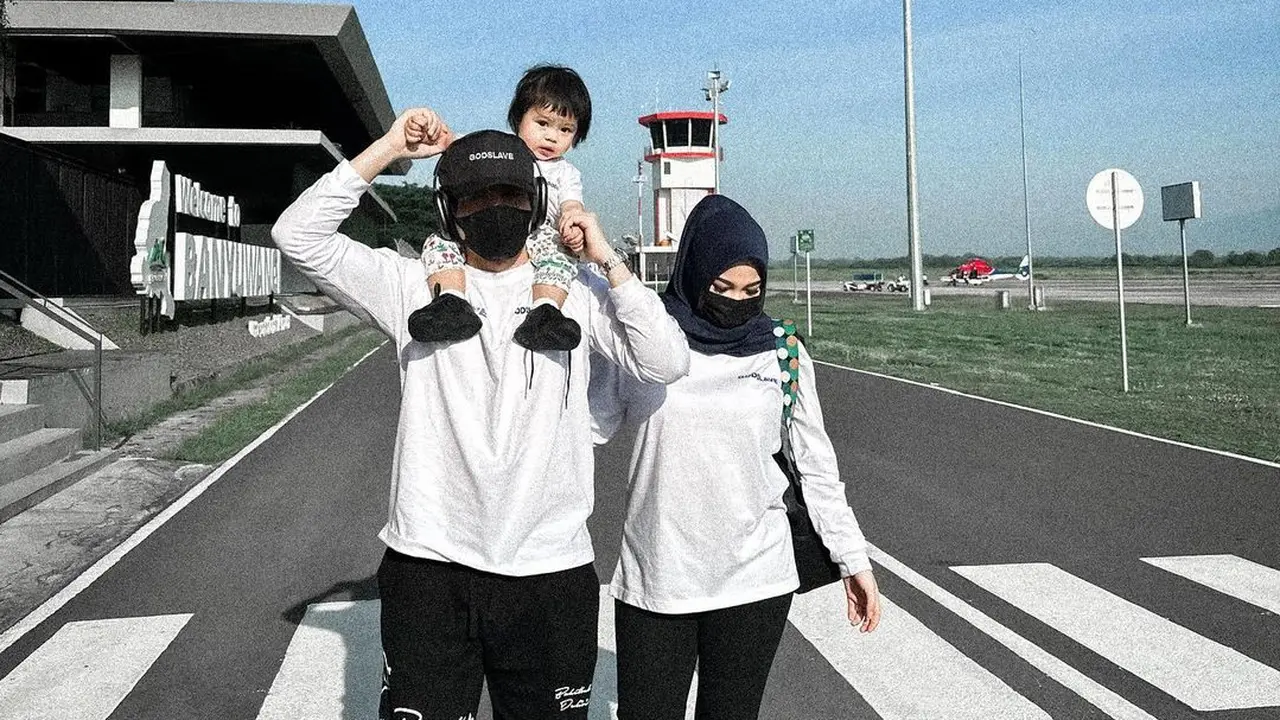 Atta Halilintar, Aurel Hermansyah dan Ameena mudik ke Jember. (Foto: Instagram/attahalilintar)