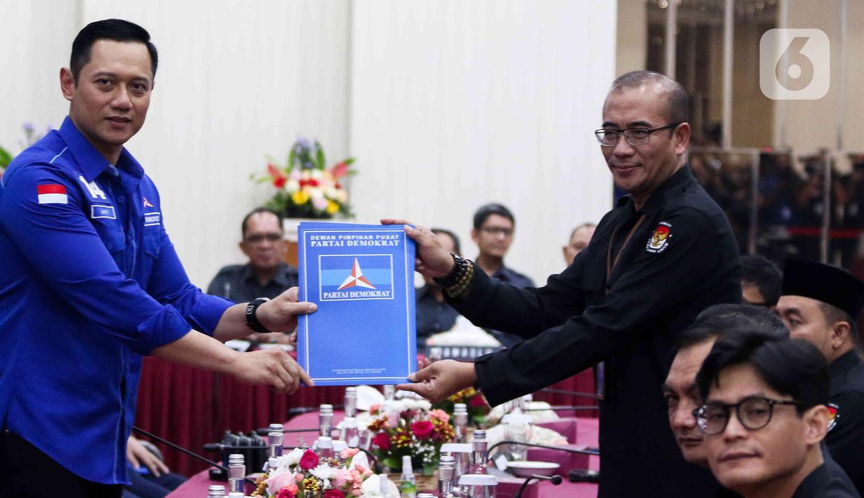 Ketua Umum Partai Demokrat Agus Harimurti Yudhoyono menyerahkan dokumen daftar bakal calon legislatif (bacaleg) kepada Ketua Komisi Pemilihan Umum (KPU) Hasyim Asy'ari di Gedung KPU, Jakarta, Minggu (14/5/2023). (Liputan6.com/Herman Zakharia)