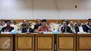 Ketua DKPP Jimly Asshiddiqie (tengah) memberikan masukan dalam rapat dengan Pansus RUU Pemilu di Komplek Parlemen, Senayan, Jakarta, Rabu (7/12). Pansus RUU Pemilu meminta masukan mengenai Rancangan UU Pemilu. (Liputan6.com/Johan Tallo)