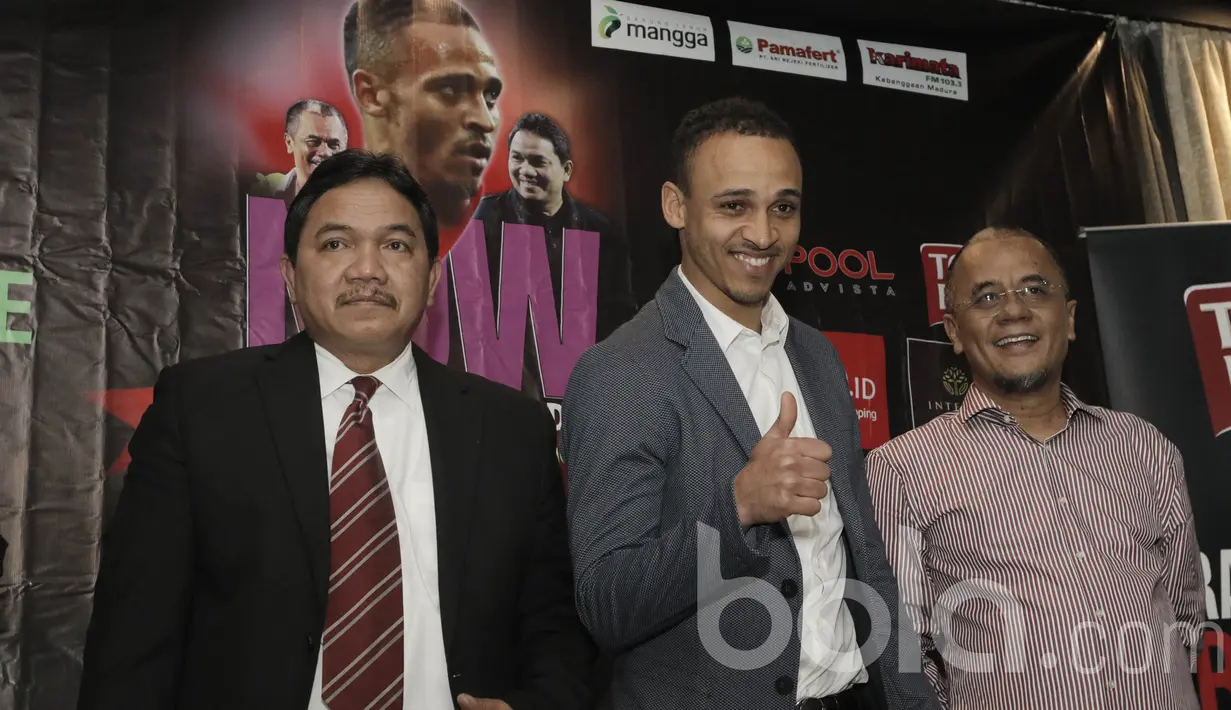 Marquee player Madura United, Peter Odemwingie, menghadiri acara pengumuman marquee player Madura United. Klub berjuluk Sape Kerrab tersebut mempunyai target berada di tiga besar liga 1. (Bola.com/M Iqbal Ichsan)