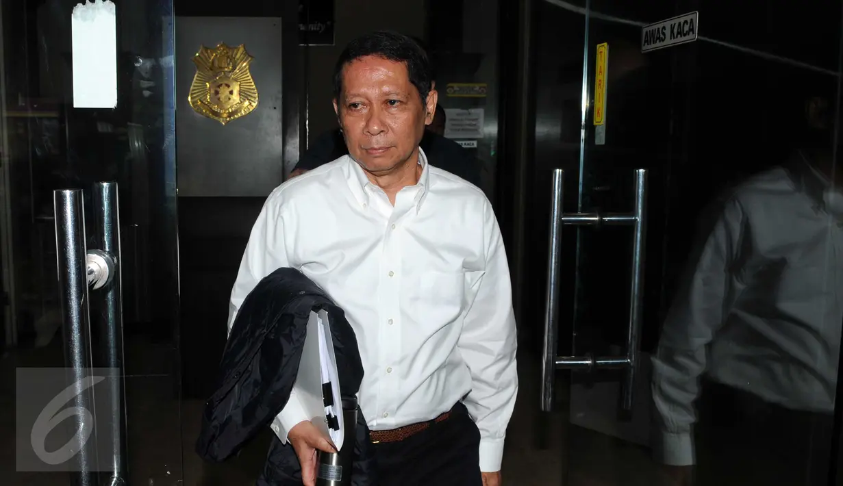 RJ Lino keluar dari Bareskrim Polri usai menjalani pemeriksaan, Jakarta, Kamis (28/1/2016). RJ Lino diperiksa untuk kelima kalinya sebagai saksi perkara dugaan korupsi pengadaan mobile crane. (Liputan6.com/Helmi Affandi)
