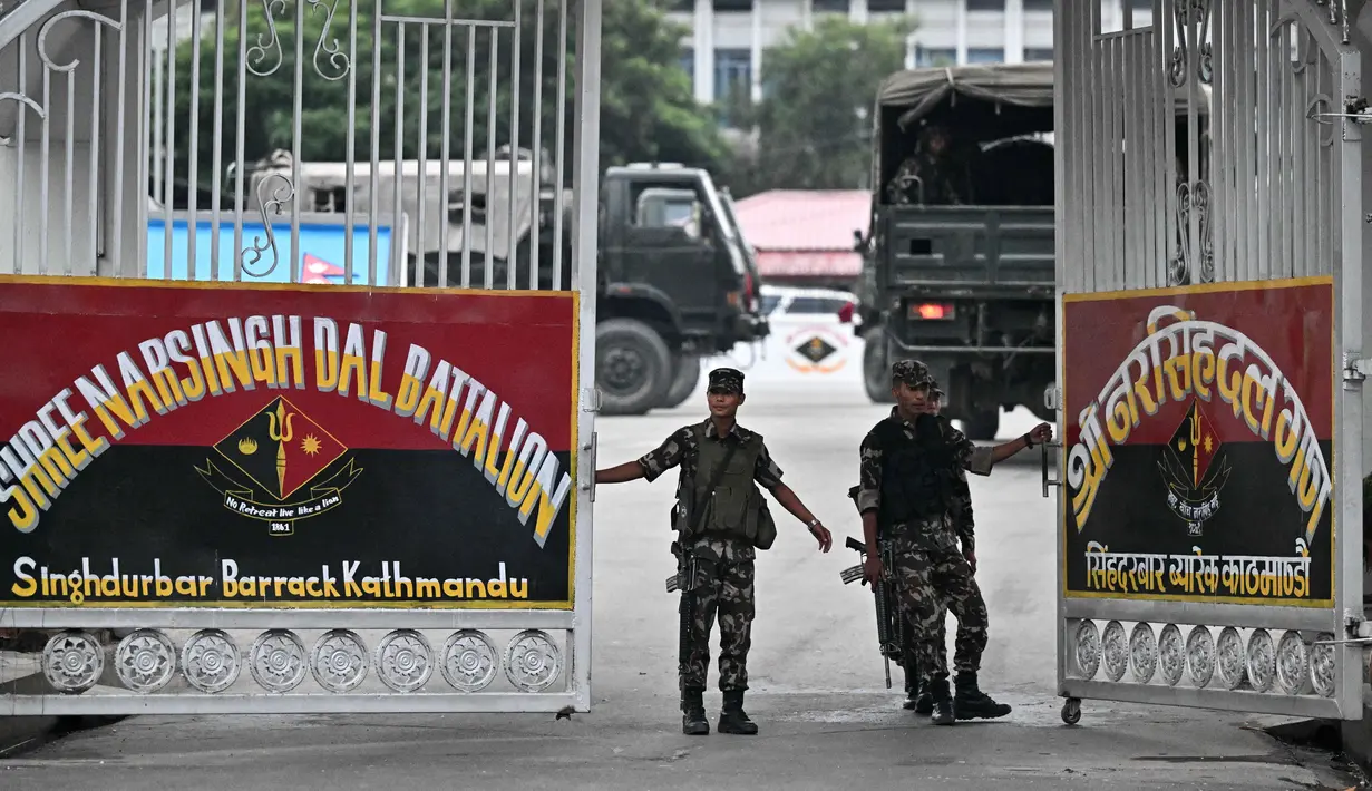 Sedikitnya 22 orang tewas, dan sekitar 100 lainnya luka-luka, akibat bentrokan antara pengunjuk rasa dan personel keamanan di Kathmandu, Nepal. (Pedro Pardo/AFP)