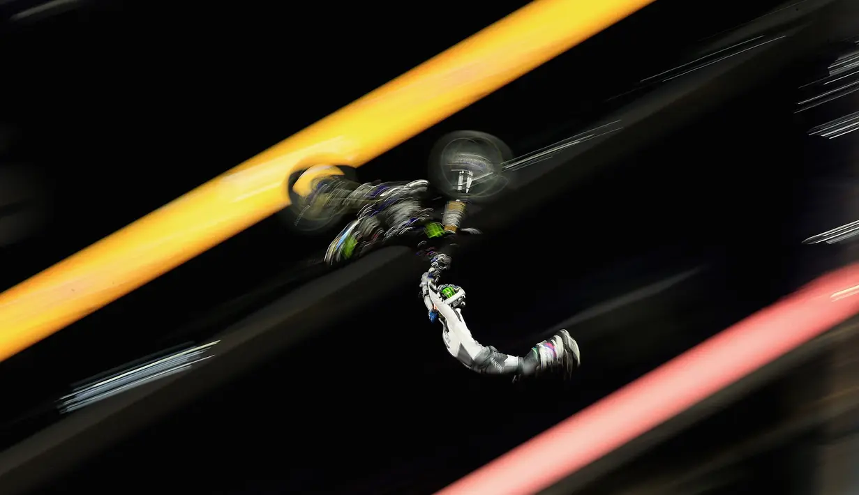 Penampilan Taka Higashino asal Jepang dalam final Moto X Freestyle di ESPN X-Games, Stadion Bank AS, Minneapolis, Minnesota, Amerika Serikat, Jumat (20/7). (Sean M. Haffey/Getty Images/AFP)
