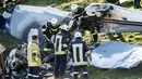 Kondisi sebuah pesawat kecil wisatawan yang jatuh di Sanetsch Pass, Valais, bagian barat-daya Swiss, Minggu (20/8). Meskipun langit cerah pada saat kecelakaan terjadi, tapi penyebab sesungguhnya kecelakaan masih diselidiki. (Olivier Maire/Keystone via AP)