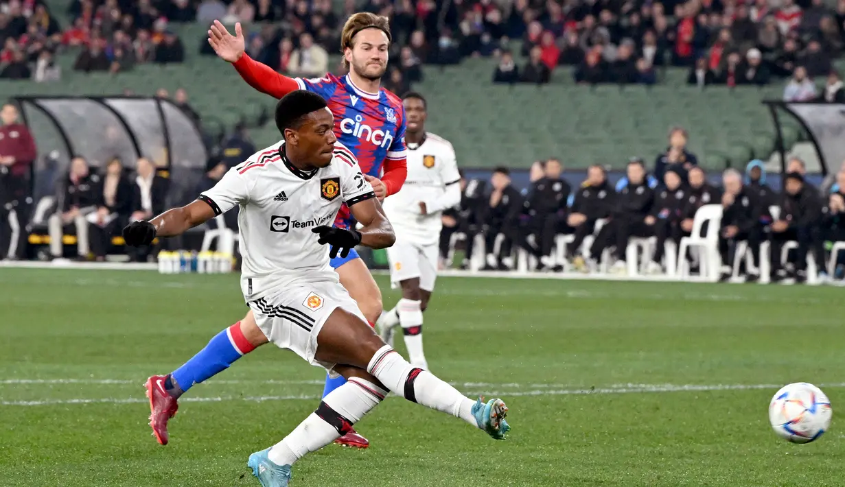 Manchester United memiliki peluang pertamanya di menit ke-10 saat umpan terobosan Fred gagal diselesaikan dengan sempurna Anthony Martial yang tendangannya masih mampu diamankan kiper Crystal Palace, Jack Butland. (AFP/William West)