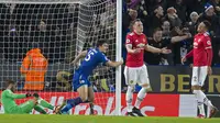 Bek Leicester City Harry Maguire (dua dari kiri) merayakan gol ke gawang Manchester United (MU) di King Power Stadium, Sabtu (23/12/2017) atau Minggu (24/12/2017) WIB. (AFP/Roland Harrison)