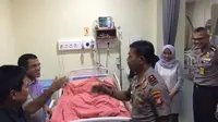 Kapolda Metro Jaya Irjen Idham Azis menjenguk anggota kepolisian Jakarta Barat yang menjadi korban pemukulan bandar narkoba (Liputan6.com/Nanda Perdana Putra).