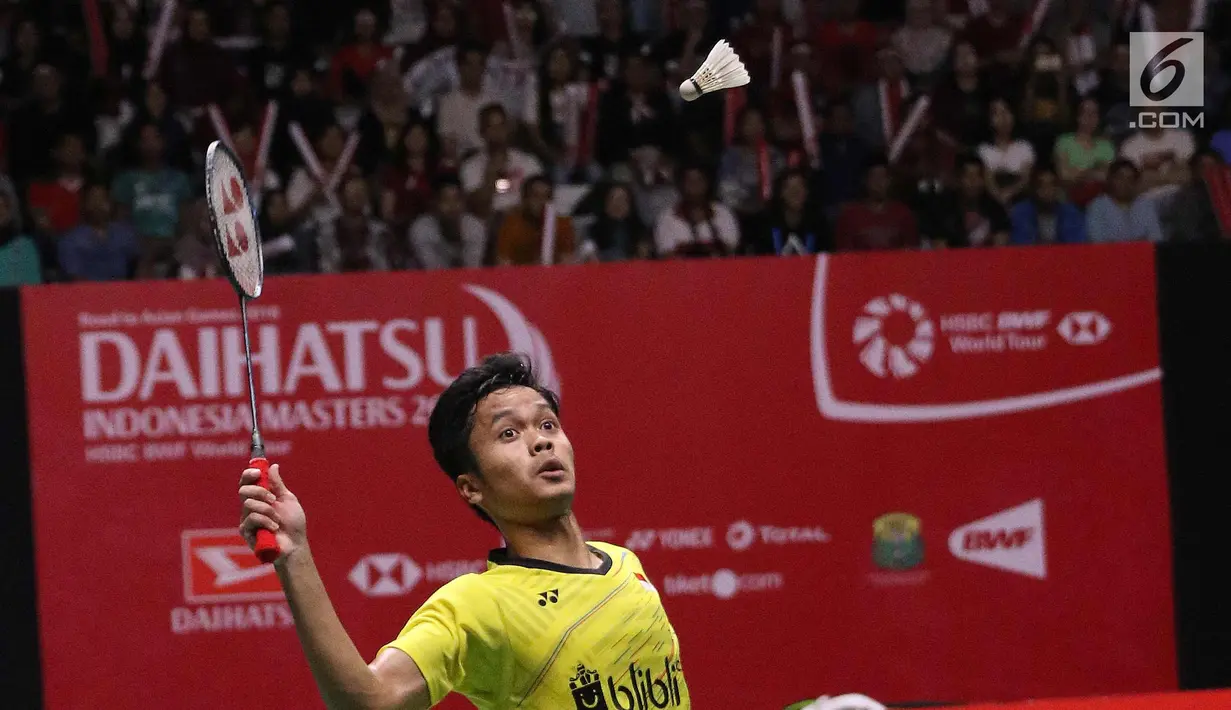 Pebulu tangkis Indonesia, Anthony Ginting mengembalikan bola pebulu tangkis asal Jepang, Kazumasa Sakai pada babak final Indonesia Masters 2018 di Senayan, Jakarta, Minggu (28/1). (Liputan6.com/Angga Yuniar)