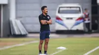 Pelatih Timnas Thailand U-16, Pipob On-Mo saat mendampingi timnya melawan Myanmar dalam perebutan posisi ketiga Piala AFF U-16, Jumat (12/8/2022) sore WIB. (Bola.com/Bagaskara Lazuardi)