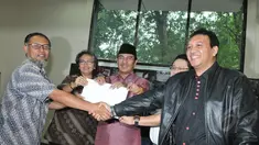 Wakil Ketua nonaktif KPK Bambang Widjojanto atau BW (kiri) menerima hasil penyidikan dari Ketua Bidang Pembelaan Profesi Peradi Hendrik Jehaman (kanan) di YLBHI, Jakarta, Jumat (15/5). (Liputan6.cpm/Herman Zakharia)