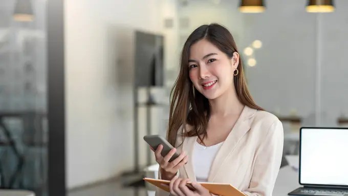 4 Inspirasi Makeup Look Buat Si Anak Magang Tampil Cantik Menawan