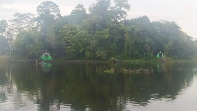 Nampak dua pintu masuk menuju makam kramat di kawasan wisata alam Situ Gede, kota Tasikmalaya, Jawa Barat.
