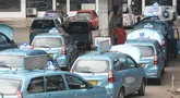 Deretan taksi Blue Bird melakukan pengisian bahan bakar gas di SPBG Mampang, Jakarta, Rabu (22/11/2023). (merdeka.com/Imam Buhori)