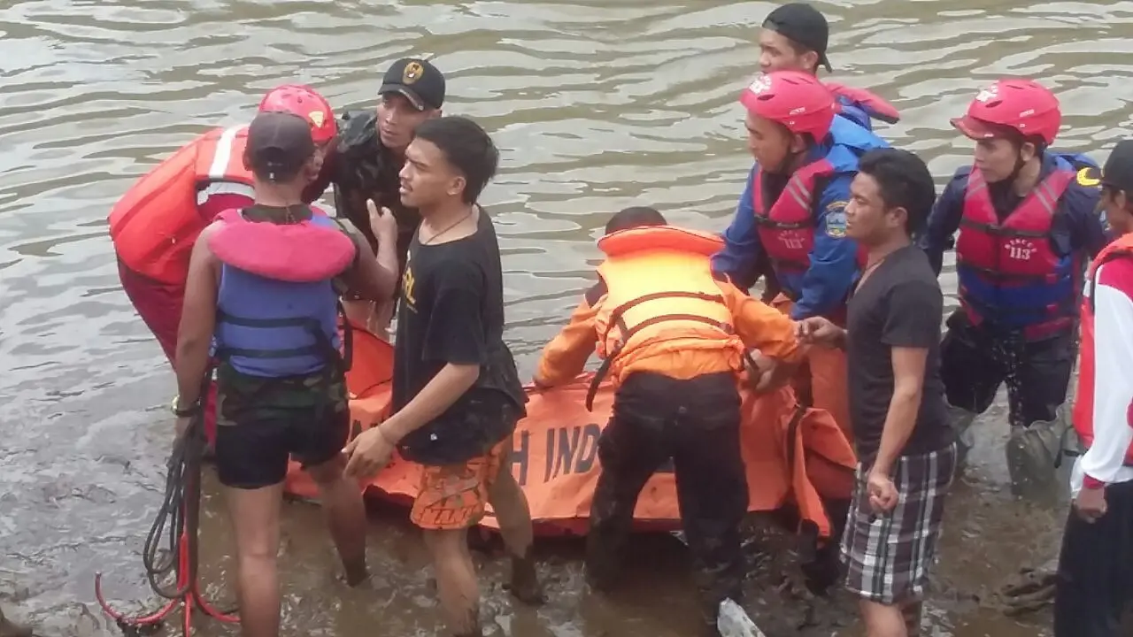 Loncat Bareng ke Sungai Cimanuk, 2 Sahabat Terpisahkan oleh Maut