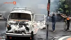 Mobil VW Kombi dengan nomor polisi AD 9425 va, Terbakar  di jalan alun-alun kota Kudus. Mobil yang dikendaraai rosid di duga mengalami hubungan arus pendek, sehingga terbakar.