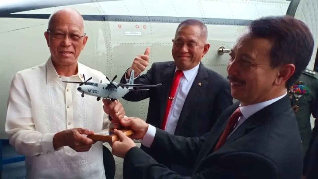Menteri Pertahanan RI Ryamizard Ryacudu menyaksikan penyerahan dua unit pesawat NC212i dari PT Dirgantara Indonesia kepada Angkatan Udara Philipina, Selasa (26/6/2018). (PTDI)