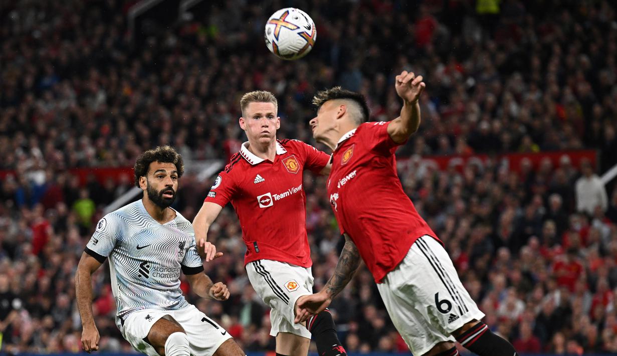 Lisandro Martinez yang sempat diragukan penampilannya di dua laga sebelumnya, kali ini berhasil mengunci pergerakan pemain Liverpool, Mohamed Salah. (AFP/Paul Ellis)