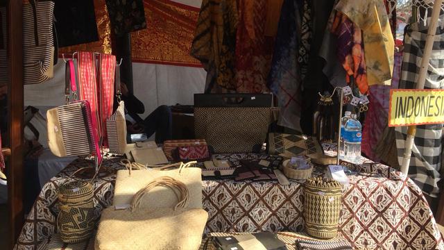 Kerajinan lokal Indonesia menjadi daya tarik bagi warga negara asing ketika dipamerkan di acara Surajkund International Craft Mela 2020, India.