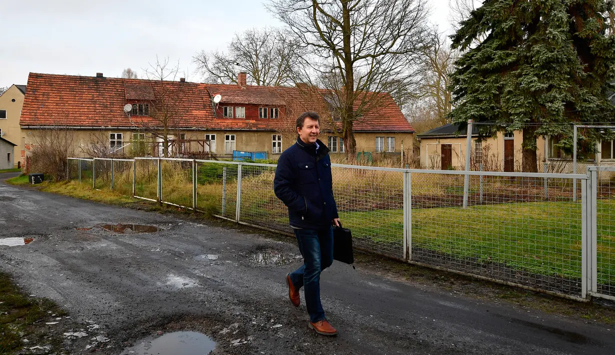 Wali Kota Andreas Claus melintasi sebuah jalan di desa Alwine, Negara Bagian Brandenburg, Jerman timur , 30 November 2017. Desa yang berpenduduk 20 orang tersebut mulai terbengkalai setelah runtuhnya Tembok Berlin. (Tobias Schwarz/AFP)