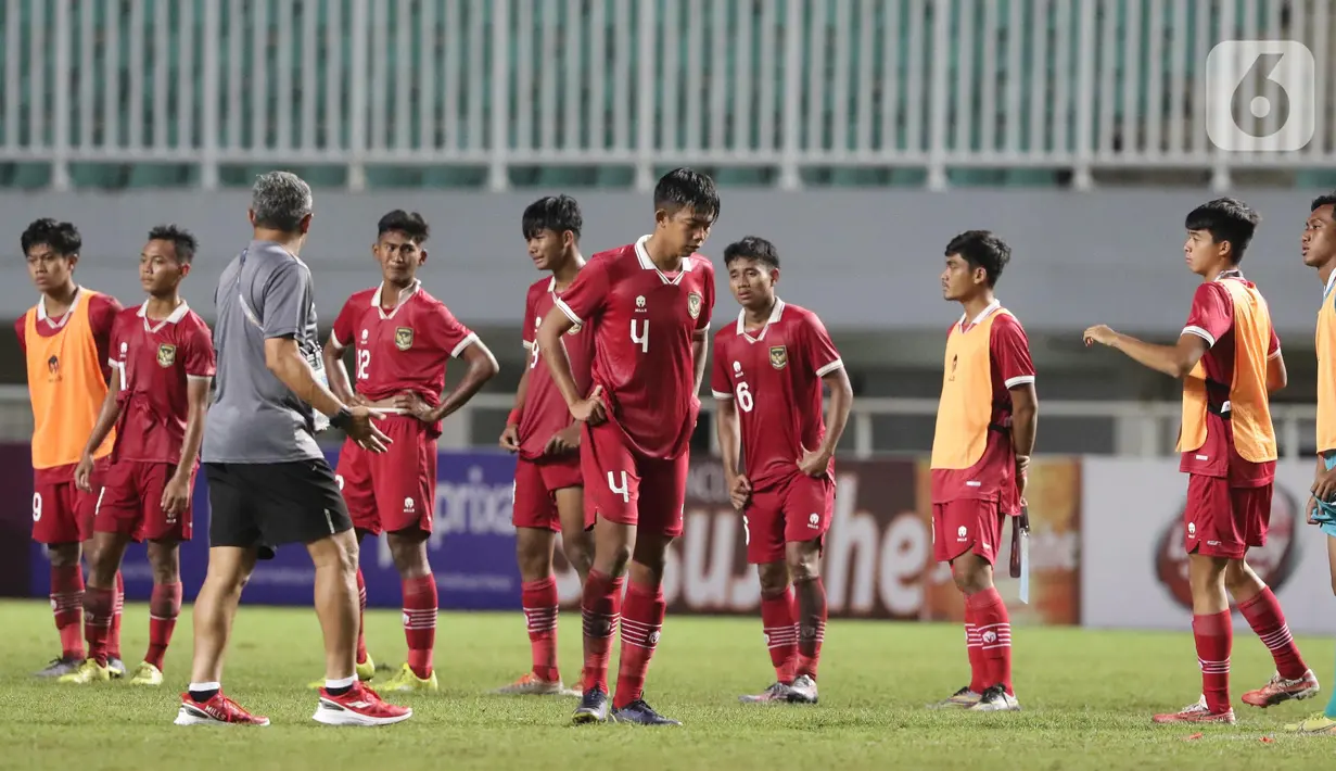Pemain Timnas U-17 Indonesia, M Andre Pangestu (tengah) terlihat kecewa usai dikalahkan Malaysia U-17 pada laga terakhir Kualifikasi Grup B Piala Asia U-17 2023 di Stadion Pakansari, Kab. Bogor, Jawa Barat, Minggu (9/10/2022). Laga kedua tim berlangsung sengit dan Timnas U-17 Indonesia harus mengakui keunggulan Malaysia dengan skor 1-5. (Liputan6.com/Helmi Fithriansyah)